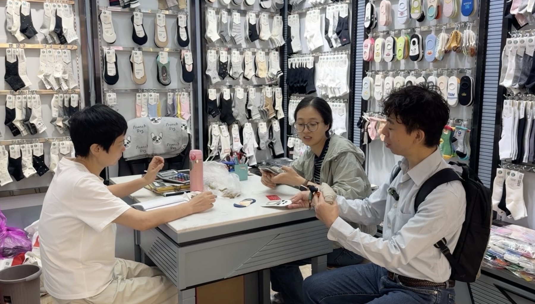 広州の店舗で商品を手に取り仕入れ条件を確認する様子
